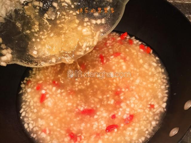 取出，倒入锅中（锅中先加入150g凉开水）；