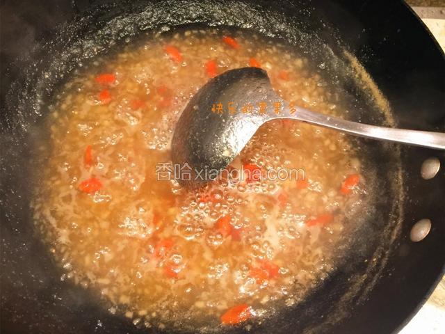 继续煮至果酱浓缩至仅剩1/2，雪梨变透明；