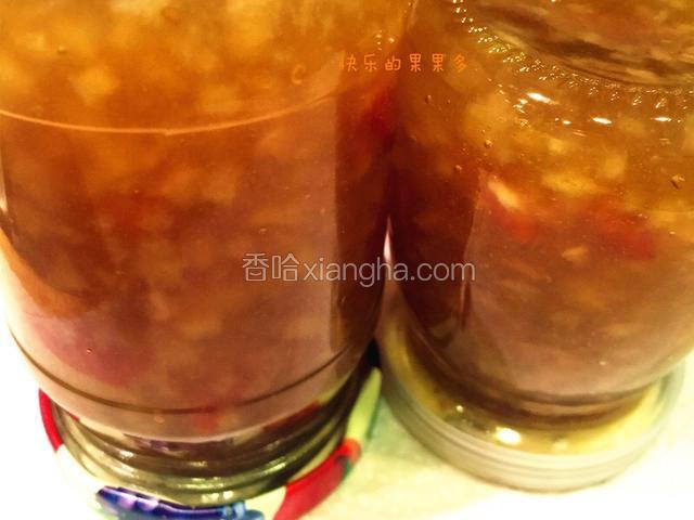 将果酱装进瓶中，盖紧，倒扣30分钟后，清洗下瓶身，置于室温3到7天，再放入冰箱中冷藏。