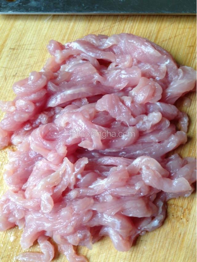 猪里脊肉切成丝，备用