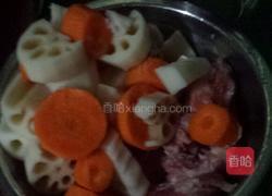 莲藕排骨红萝卜汤的做法图解1