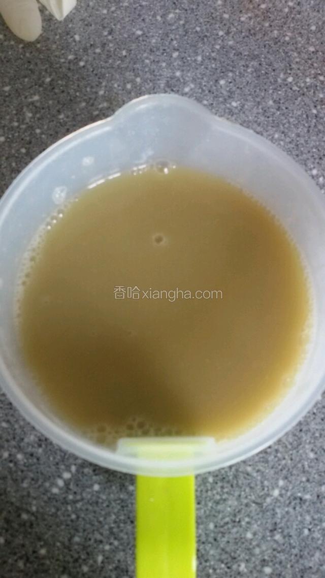 过筛好的绿豆汁。