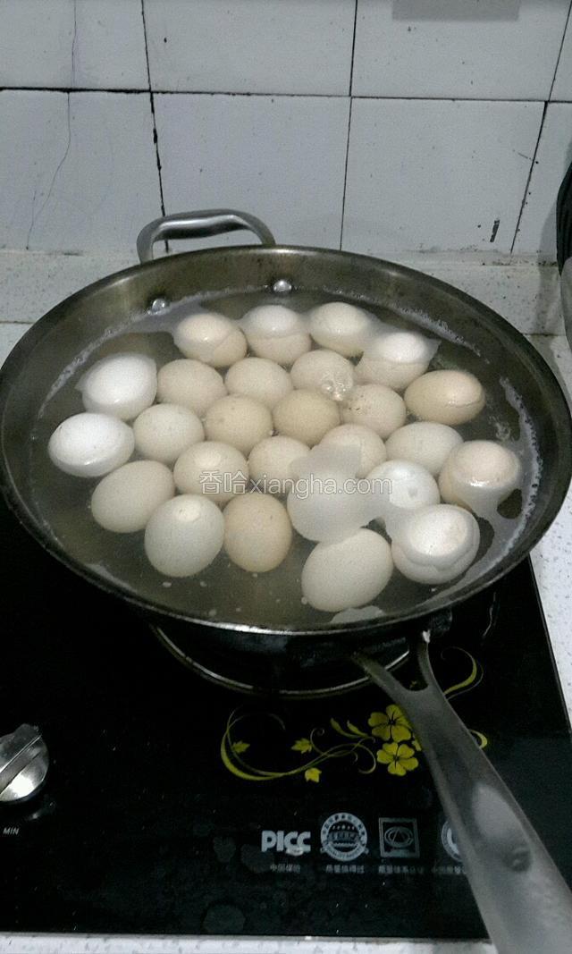 把鸡蛋洗干净>放入锅里加水>调中火>等水烧开调小火>等鸡蛋煮熟。

注意:水没过鸡蛋，否则鸡蛋会被煮裂。（我的图片是煮熟了的，所以水没有盖过鸡蛋）
第一次煮可以先煮10个试下。

