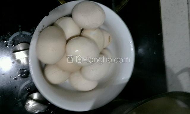 鸡蛋煮熟后用勺子把它捞出来，然后把水倒掉。

