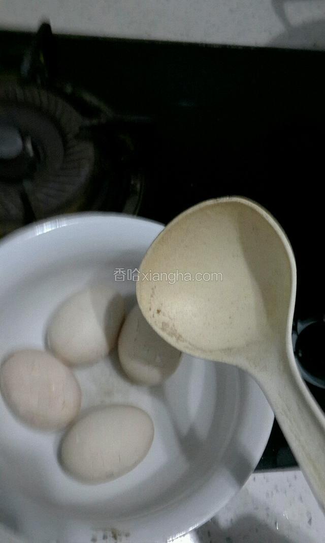 趁热勺子轻轻敲碎