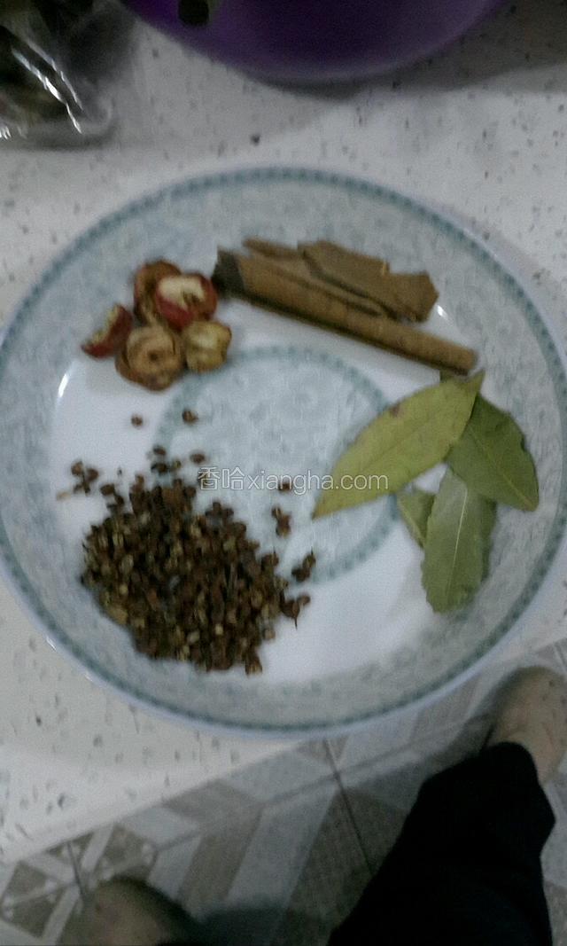 重新用电饭锅接一锅冷水把鸡蛋放进去然后放如图片那么多的佐料，还有盐5勺，味精2勺，五香粉4勺。