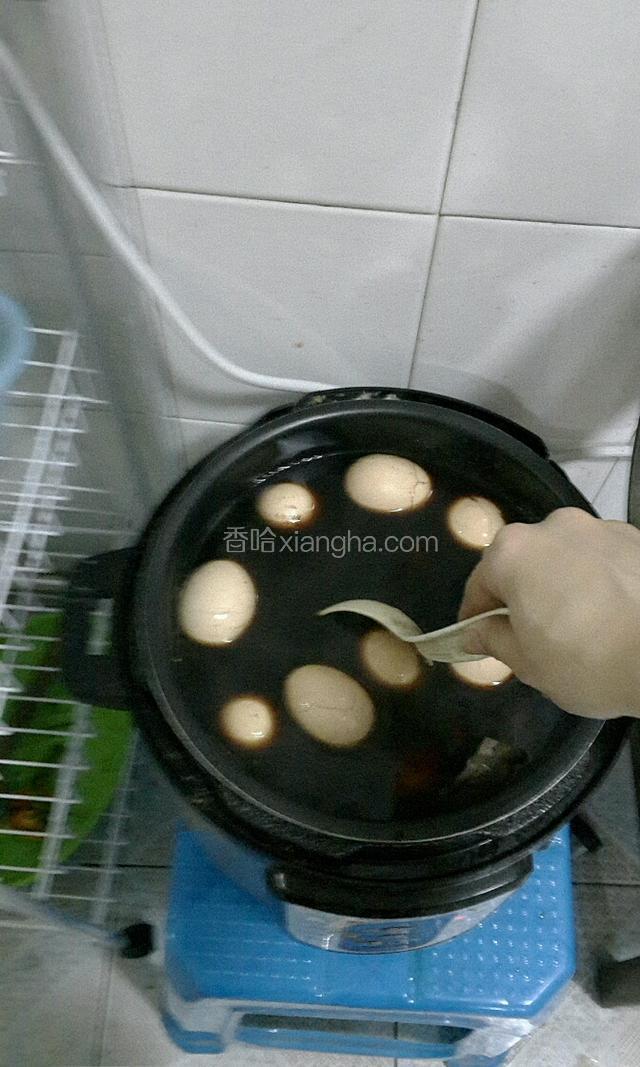 鸡蛋放入电饭煲，调成煲汤模式，然后开着盖子用勺子轻轻翻搅，让每个鸡蛋都能已收到汤汁。
煮2-3分钟中后关掉电源，盖上盖子闷2-3分钟就可以拿出来吃了。鸡蛋泡的越久就会越入味。