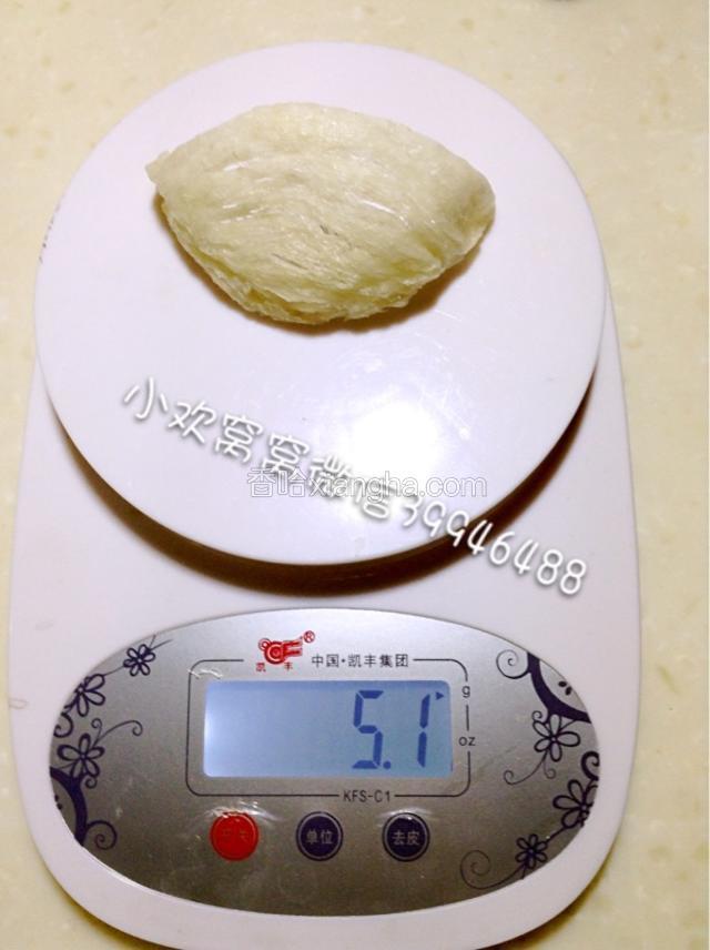 取一盏燕窝称重，确定食用量，也就是该燕盏可以一人食用两次，或者两人食用一次的量，同时也是判定燕窝泡发的依据。