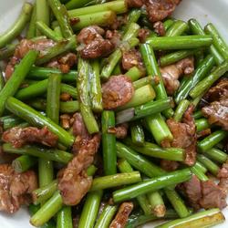 牛肉丝炒蒜苔。的做法[图]