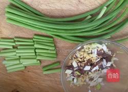 牛肉丝炒蒜苔。的做法图解1