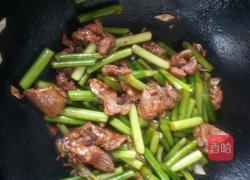 牛肉丝炒蒜苔。的做法图解6