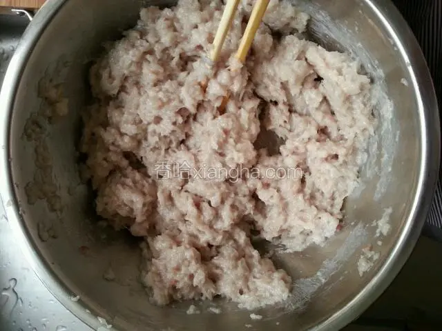 鲅鱼洗净去掉头和内脏，用刀用力拍几下，沿鱼刺把两边肉片下来，用勺子从鱼尾方向往鱼头方向刮下鱼肉，用手捏碎放入盆中，分次加水朝一个方向搅拌