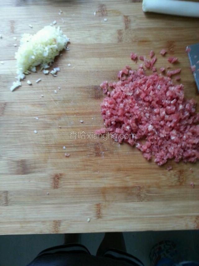 猪肉剁碎，葱姜剁碎