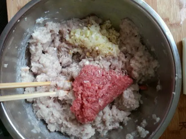猪肉葱姜加入，继续加一点水继续搅拌到水嫩嫩的（猪肉也吃水），加入几滴酱油，一点点料酒（我用的白酒），适量油，适量盐搅拌，有韭菜的话洗一点切碎放到里面搅拌均匀