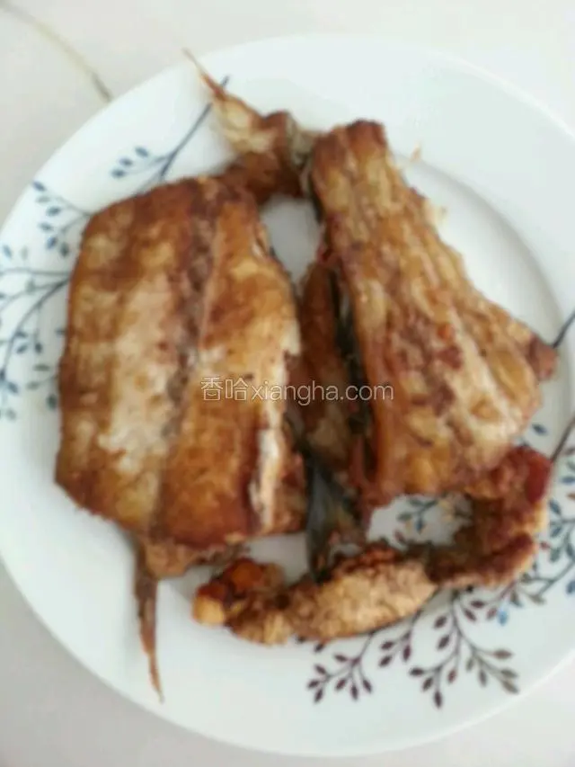 中间的鱼骨上也有肉，怕带小刺懒得往下弄，直接放一点盐，一点酱油腌20分钟，煎成香酥鱼排了