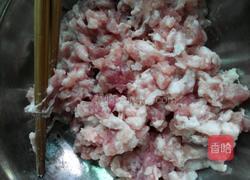 猪肉鸡肉玉米粒馅饺子的做法图解1