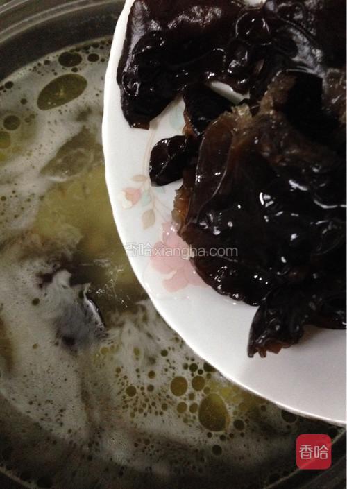 如图所示：再加入木耳一起煮几分钟