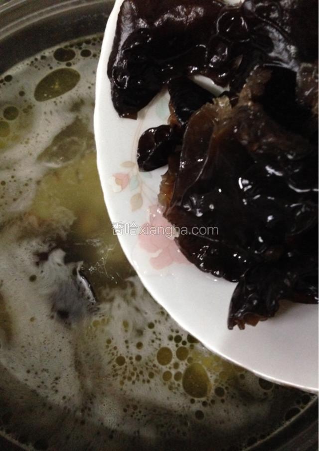 如图所示：再加入木耳一起煮几分钟