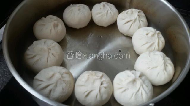 码在预热好的平底锅。盖上盖小火焖烤18分钟。中途加三次水(每次加两小勺)关火焖2分钟。