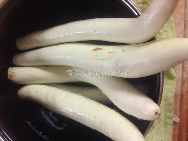 白茄子洗干净，削片，泡水里，防止发黑。
