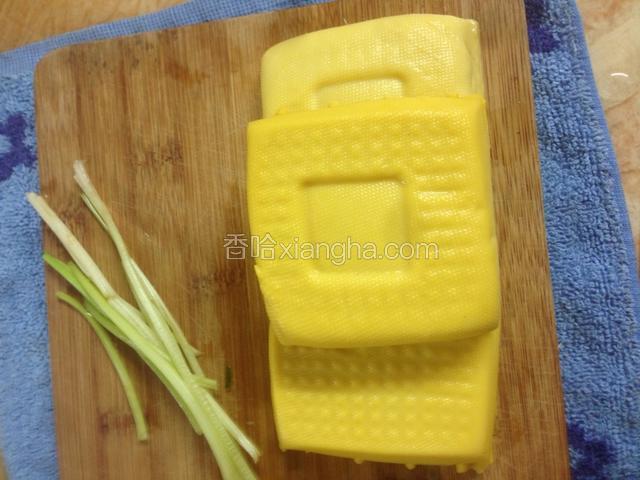 黄豆腐洗干净，一块切4小块，小芹菜去叶切小颗粒。