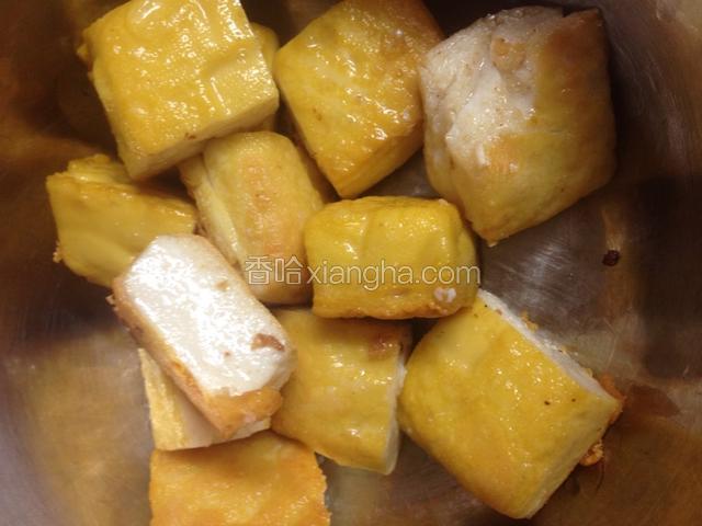 锅里热油，将黄豆腐有煎或炸至金黄色捞出备用。