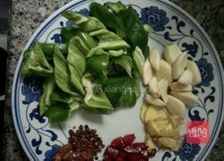 土豆烧肥肠的做法图解2