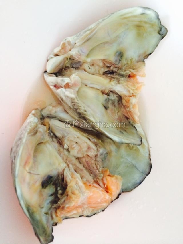 把鱼头泡在醋里约5-10 分钟（ 目的是为了去除腥味和增添汤的鲜味）