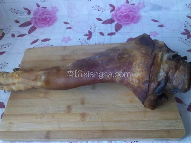烧好后泡在热水里洗 用刀刮去那层黑乎乎的在用流动水冲洗干净 控干水份即可切块了