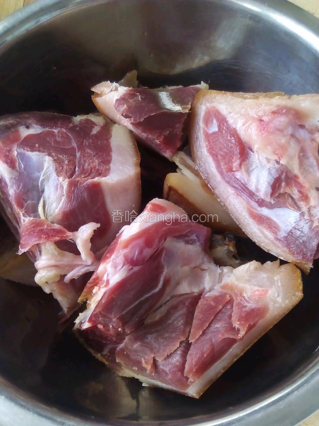 先把猪脚上的肉肉剃下来