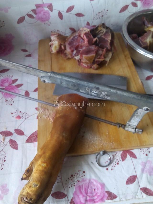 带骨肉用钢锯拉开即可（有剁刀的话也行但是得注意安全）