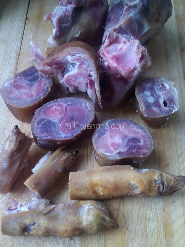 锯完的猪蹄和带骨肉