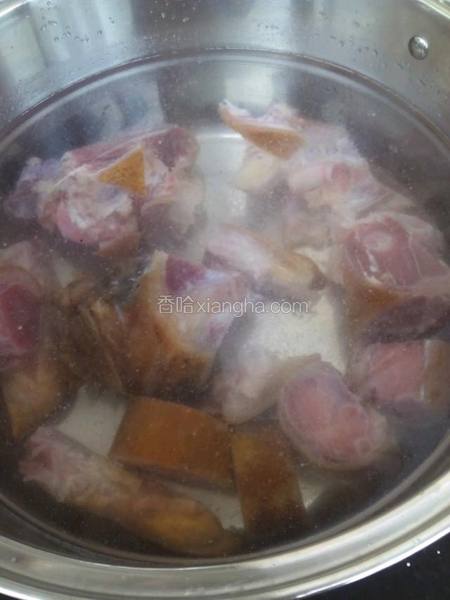 先将猪蹄和带骨的肉先放锅里炖一次性把水加足，这次肉肉较多就没用砂锅 用了蒸锅呢！（这个猪脚4.6斤呢！哈哈！家人们聚餐就全炖了 自己家吃建议分两次吃，）开锅后  中小火就行应为带骨的不容易熟所以先下锅炖30分钟    在将图7的肉肉加入一起炖  开锅后改小火炖1个小时在加入海带接着在炖30分钟即可如是用高压锅的话很省时间的（加海带的图片太忙忘拍了请大家见谅）