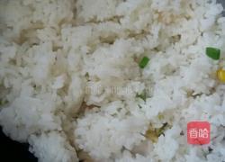 虾仁炒饭。的做法图解4