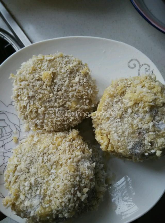 准备好面粉，鸡蛋液和面包糠，手上沾些油，把土豆泥捏成饼状，先粘一层面粉，然后粘一层鸡蛋液，然后洒上一层面包糠，准备好之后下锅炸（或者煎）两面煎成金色或者可乐色即可出锅