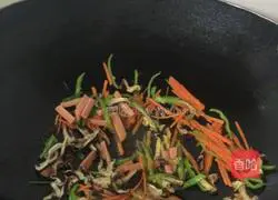 Illustration of how to make fried rice noodles with three shredded eggs 4