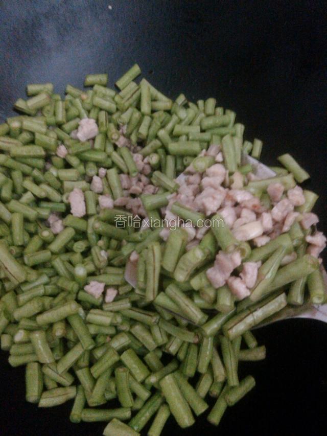 加少量水把豆角炒熟