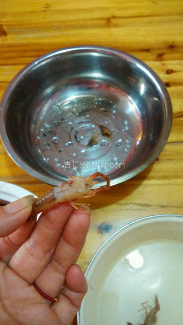 照这样的方法将龙虾全部处理干净了。