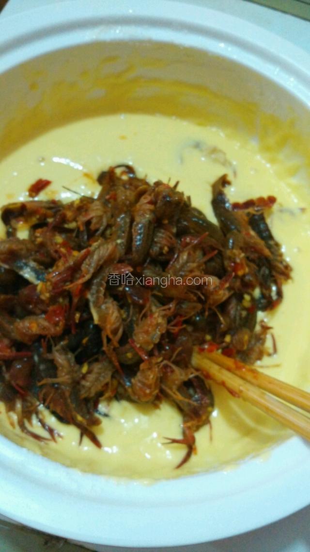 将调好佐料的小龙虾倒进面糊，虾体裹上面糊。