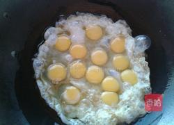 油煎鹌鹑蛋的做法图解2