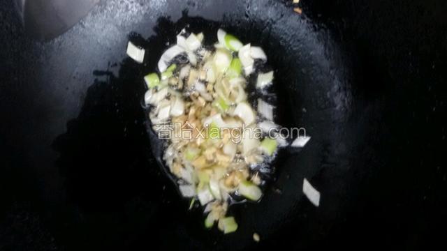 锅中放少许油，先煸香葱，姜末。