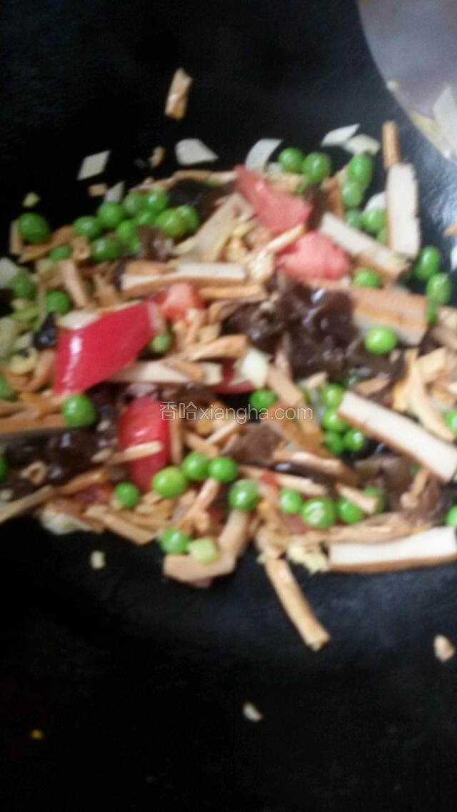 在下所有食材翻炒。