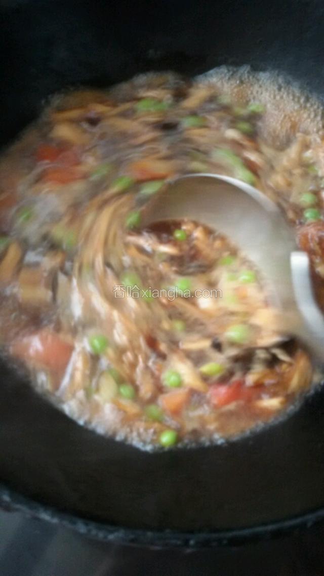 下入少许酱油，盐和高汤(沒有高汤放开水)开锅2分钟，勾水淀粉用勺子搅动，防水淀粉粘锅底。