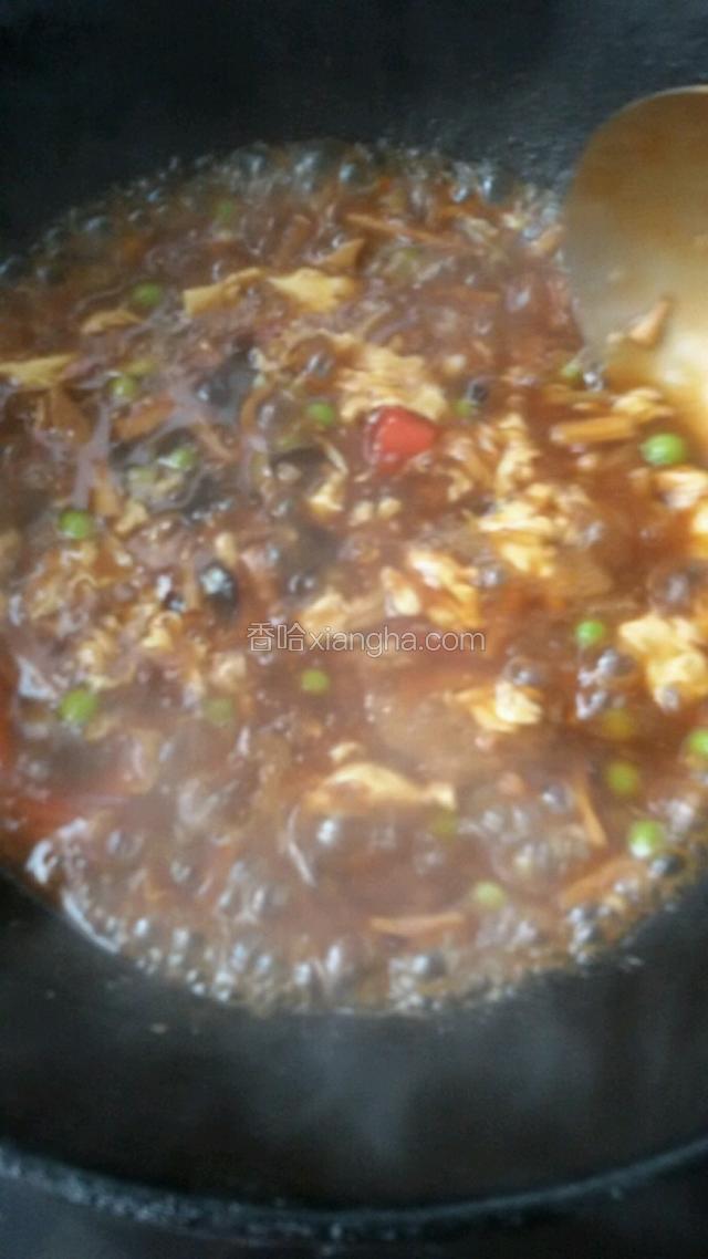 看淀粉勾上芡，打散鸡蛋液淋均匀(想鸡蛋淋散成蛋片，这里有个小巧门，就是放几滴香油在鸡蛋碗中，在打散鸡蛋)。.