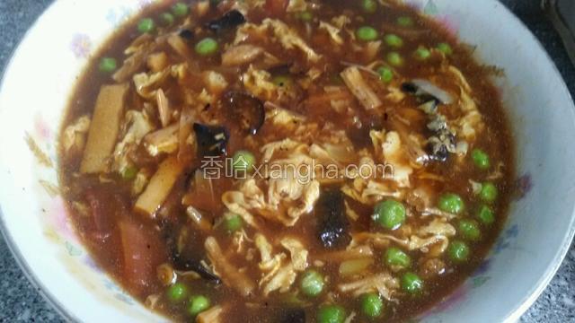 成品出锅，另起油锅来炸香油花椒油，淋在成品上即可。