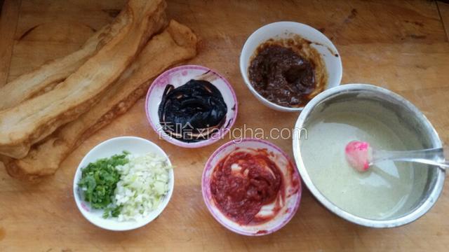 备好煎饼酱，油条提前炸好。面糊1.1.1用温水和好。