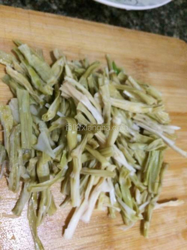 泡发后撕开切段