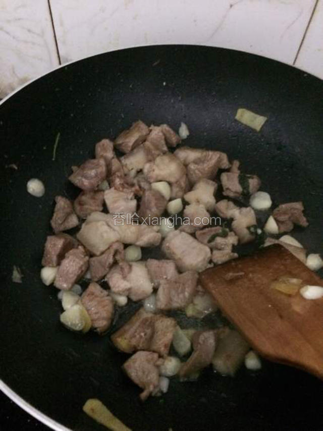 油锅煎炸一会儿，至焦黄倒适量糖炒翻炒片刻