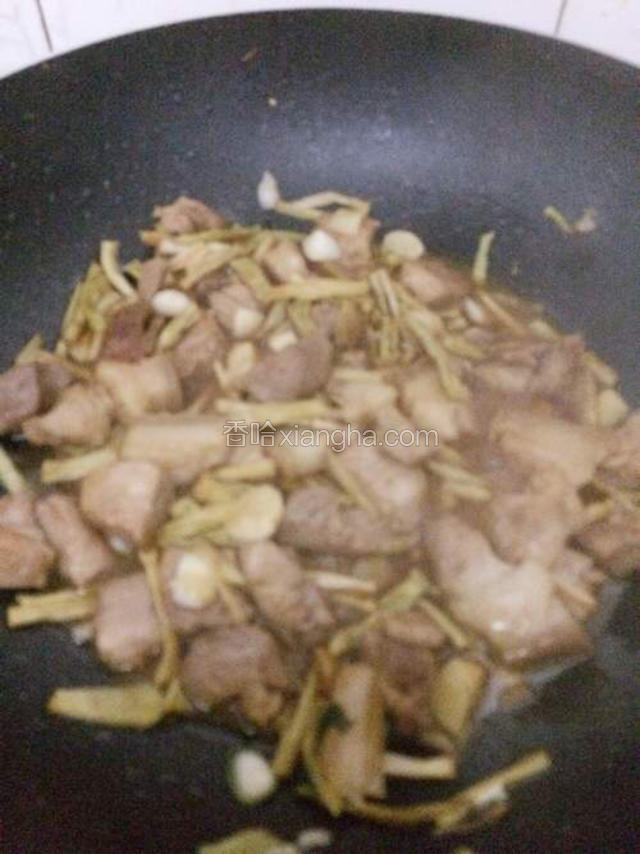 倒点老抽翻炒均匀