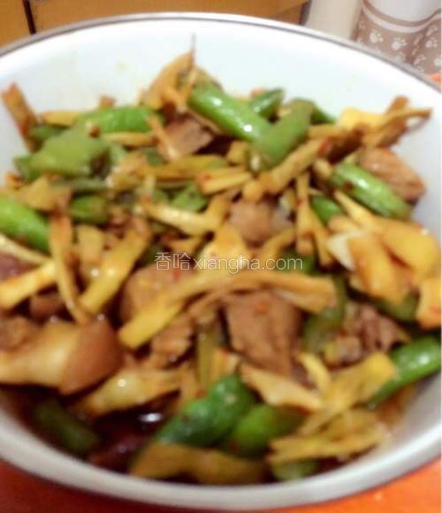 最后加入缸豆炒炒熟，加点鸡精，盐调味，出锅